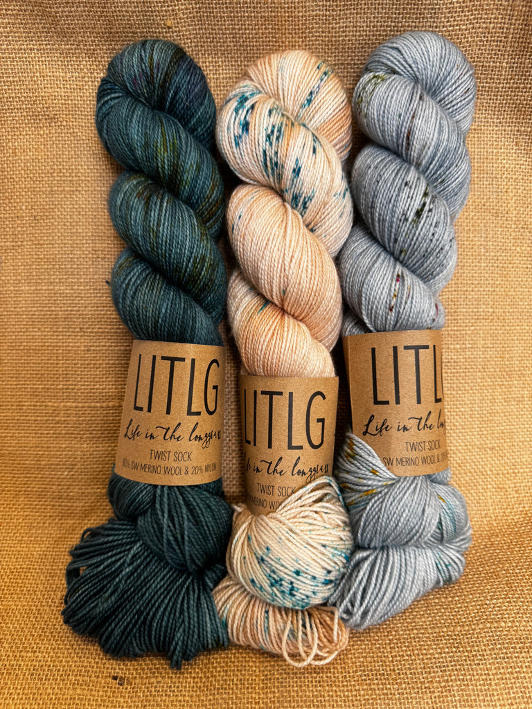 Casapinka MKAL 2025 - Life in the Long Grass - Twist Sock - Beige Blue